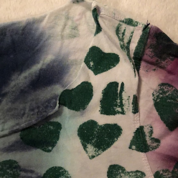 Lucky long sleeve tissue tee in green magenta heart print - Picture 2 of 10